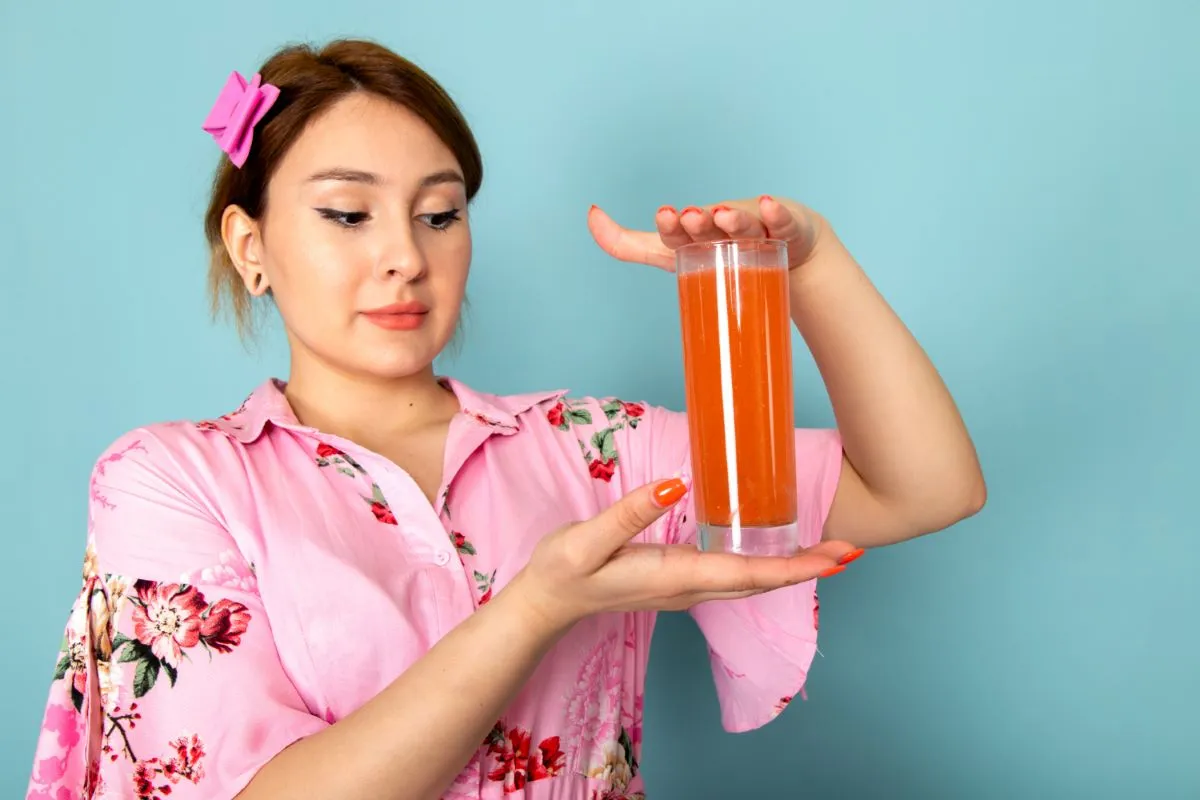 A women holding apple cider vinegar bottle