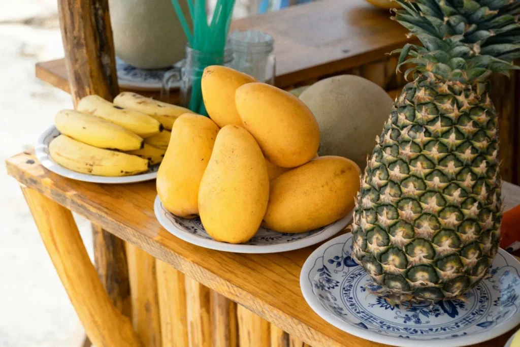 fresh mangoes on a smoothie stand